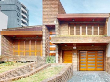 Casa en venta en La Plata. Piscina. Lote constructoras