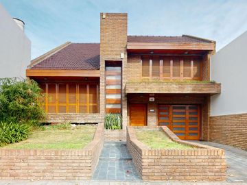 Casa en venta en La Plata. Piscina. Lote constructoras