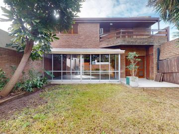 Casa en venta en La Plata. Piscina. Lote constructoras