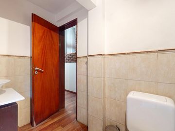 Casa en venta en La Plata. Piscina. Lote constructoras