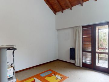 Casa en venta en La Plata. Piscina. Lote constructoras