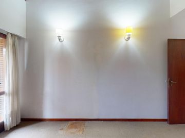Casa en venta en La Plata. Piscina. Lote constructoras
