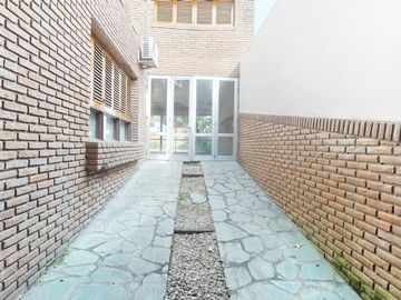 Casa en venta en La Plata. Piscina. Lote constructoras