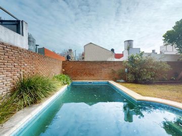 Casa en venta en La Plata. Piscina. Lote constructoras