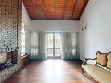 Casa en venta en La Plata. Piscina. Lote constructoras