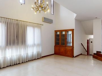 Casa en venta en La Plata. Piscina. Lote constructoras