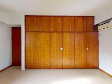Casa en venta en La Plata. Piscina. Lote constructoras