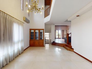 Casa en venta en La Plata. Piscina. Lote constructoras