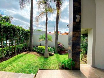 Casa en renta Bugambilias colinda área verde