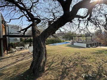 Complejo con bajada al rio en un lugar único de Villa los Aromos