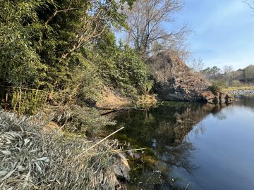 Complejo con bajada al rio en un lugar único de Villa los Aromos
