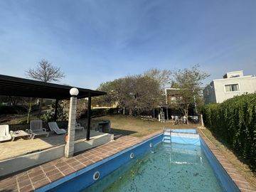 Complejo con bajada al rio en un lugar único de Villa los Aromos