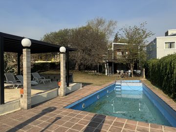 Complejo con bajada al rio en un lugar único de Villa los Aromos
