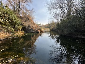 Complejo con bajada al rio en un lugar único de Villa los Aromos