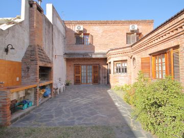 Bacacay 5179: casa 5amb.    garage   dependencia   fondo libre
