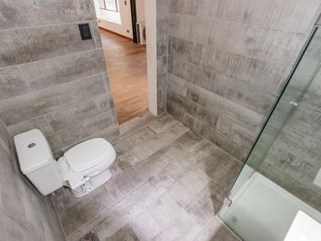 Casa en planta alta de estilo totalmente reciclada, quincho y terraza