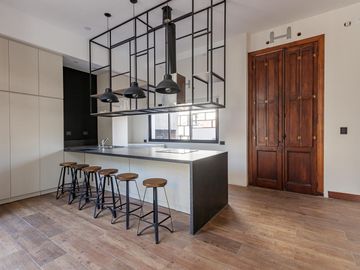 Casa en planta alta de estilo totalmente reciclada, quincho y terraza