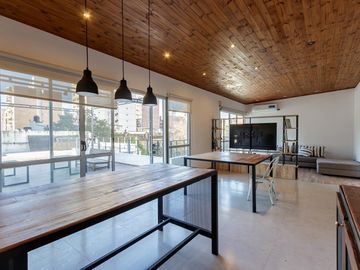 Casa en planta alta de estilo totalmente reciclada, quincho y terraza