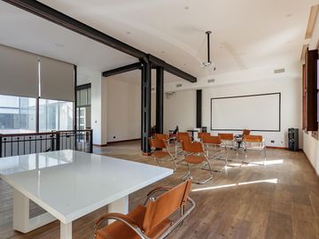 Casa en planta alta de estilo totalmente reciclada, quincho y terraza