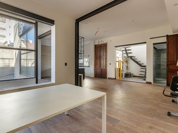 Casa en planta alta de estilo totalmente reciclada, quincho y terraza