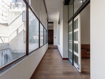 Casa en planta alta de estilo totalmente reciclada, quincho y terraza