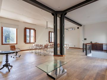 Casa en planta alta de estilo totalmente reciclada, quincho y terraza