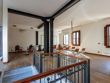 Casa en planta alta de estilo totalmente reciclada, quincho y terraza