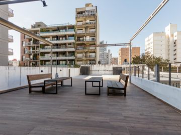 Casa en planta alta de estilo totalmente reciclada, quincho y terraza