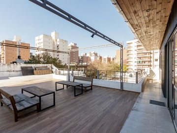 Casa en planta alta de estilo totalmente reciclada, quincho y terraza