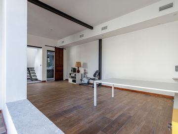 Casa en planta alta de estilo totalmente reciclada, quincho y terraza