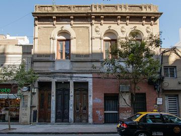 Casa en planta alta de estilo totalmente reciclada, quincho y terraza