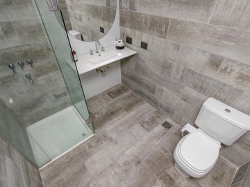 Casa en planta alta de estilo totalmente reciclada, quincho y terraza