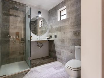 Casa en planta alta de estilo totalmente reciclada, quincho y terraza