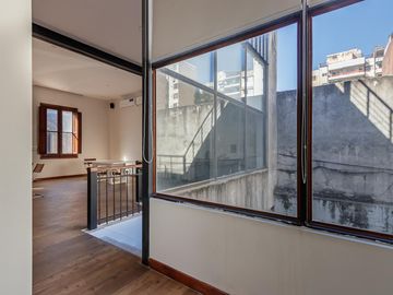 Casa en planta alta de estilo totalmente reciclada, quincho y terraza