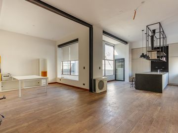 Casa en planta alta de estilo totalmente reciclada, quincho y terraza