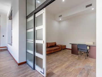 Casa en planta alta de estilo totalmente reciclada, quincho y terraza