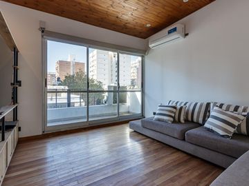 Casa en planta alta de estilo totalmente reciclada, quincho y terraza