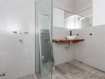Casa en planta alta de estilo totalmente reciclada, quincho y terraza