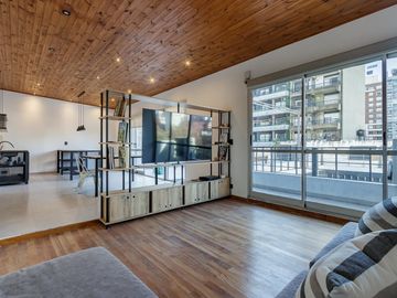 Casa en planta alta de estilo totalmente reciclada, quincho y terraza