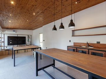 Casa en planta alta de estilo totalmente reciclada, quincho y terraza