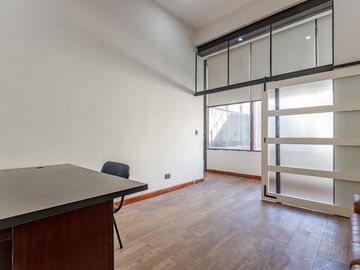 Casa en planta alta de estilo totalmente reciclada, quincho y terraza