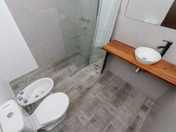 Casa en planta alta de estilo totalmente reciclada, quincho y terraza