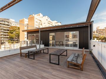 Casa en planta alta de estilo totalmente reciclada, quincho y terraza