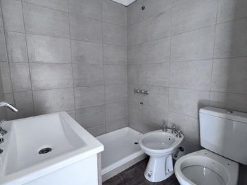 Venta de Departamento 4 ambientes con espacio guardacoches en Sarandi (32008)