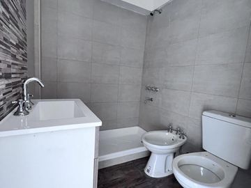 Venta de Departamento 4 ambientes con espacio guardacoches en Sarandi (32008)