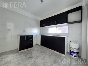Venta de Departamento 4 ambientes con espacio guardacoches en Sarandi (32008)