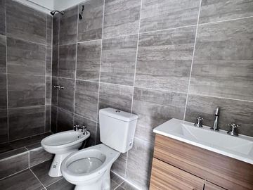 Venta de Departamento 4 ambientes con espacio guardacoche en Sarandi (32012)