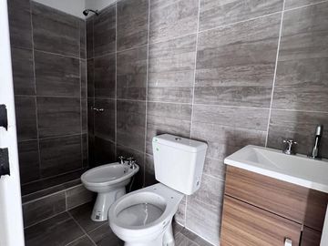 Venta de Departamento 4 ambientes con espacio guardacoche en Sarandi (32013)