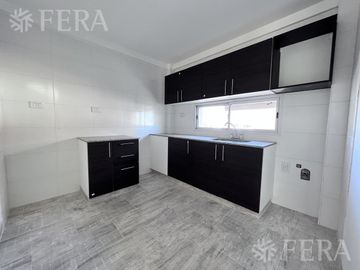 Venta de Departamento 4 ambientes con espacio guardacoche en Sarandi (32013)