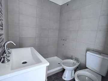 Venta de Departamento 4 ambientes con espacio guardacoche en Sarandi (32013)